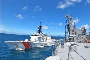 Tàu JS OUMI của Nhật huấn luyện chung với tàu tuần duyên USCGC Munro của Mỹ ở biển Hoa Đông ngày 26-8. Ảnh: JMSDF