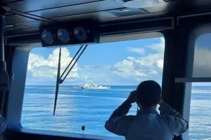 Thành viên thuộc Cơ quan An ninh hàng hải Indonesia quan sát tàu hải cảnh Trung Quốc ở vùng biển xung quanh Natuna. Ảnh: BAKAMLA