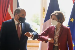 Bộ trưởng Quốc phòng Pháp Florence Parly (phải) và người đồng cấp Anh Ben Wallace. Ảnh: RT