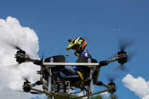 Ảnh:Sinh viên Campuchia thiết kế máy bay không người lái kiêm taxi, lính cứu hỏa. Ảnh: REUTERS