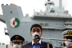 Bộ trưởng Quốc phòng Nhật Nobuo Kishi thăm tàu sân bay Anh hôm 6-9. Ảnh: REUTERS