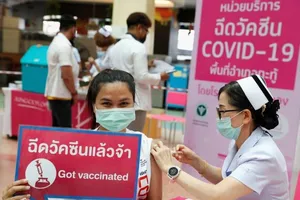 Thái Lan cho phép tiêm vaccine COVID-19 dưới da thay vì vào cơ bắp. Ảnh: REUTERS