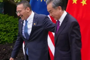 Bộ trưởng Quốc phòng Malaysia Hishammuddin Hussein (trái) và Bộ trưởng Ngoại giao Trung Quốc Vương Nghị. Ảnh: @HISHAMMUDDINH2O / TWITTER 