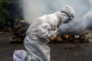 Một phụ nữ suy sụp khi cầu nguyện trước lễ hỏa táng của một người thân đã tử vong vì COVID-19 ở Gauhati, Ấn Độ. Ảnh: AP / ANUPAM NATH