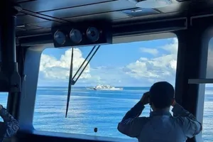 Thành viên thuộc Cơ quan An ninh hàng hải Indonesia quan sát tàu hải cảnh Trung Quốc ở vùng biển xung quanh Natuna. Ảnh: BAKAMLA