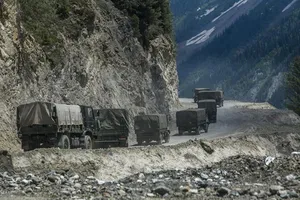 Một đoàn xe quân đội Ấn Độ chở quân tiếp viện và tiếp liệu đi qua một con đèo cao ở Ladakh, giáp biên giới với Trung Quốc. Ảnh: GETTY IMAGES/ TNS