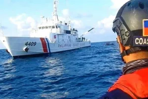 Tàu tuần duyên Philippines tuần tra ở khu vực Đá Ba Đầu. Ảnh: REUTERS / LỰC LƯỢNG TUẦN DUYÊN PHILIPPINES