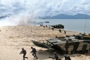 Binh sĩ Trung Quốc tham gia một cuộc diễn tập chiến đấu ở khu vực ven biển tỉnh Quảng Đông ngày 1-6-2020. Ảnh: TÂN HOA XÃ