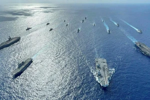 Tàu chiến sáu nước Mỹ, Anh, Nhật, New Zealand, Canada, Hà Lan tại khu vực gần quần đảo Okinawa và biển Philippines. Ảnh: FT 