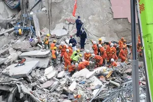 Hiện trường vụ sập khách sạn Xinjia. Ảnh: XINHUA 