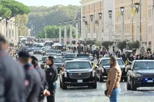 Video: Đoàn xe 85 chiếc đưa Tổng thống Joe Biden đến Vatican. Ảnh: AFP