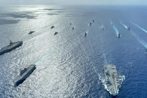 Các tàu chiến của Anh, Nhật, Mỹ tập trận tại biển Philippines. Ảnh: SCMP