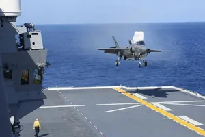 Tiêm kích F-35B cất/hạ cánh thẳng đứng trên tàu ​​sân bay trực thăng Izumo. Ảnh: USNI