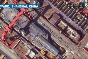 Hình ảnh vệ tinh chụp ngày 23-10 cho thấy quá trình đóng tàu sân bay Type 003 tại nhà máy đóng tàu Giang Nam. Ảnh: CSIS/MAXAR