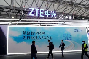 Ông Biden siết chặt các hạn chế với công ty Huawei, ZTE của Trung Quốc. Ảnh: REUTERS