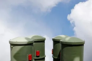 Tiếp nhận hệ thống tên lửa S-400 từ Nga, Ấn Độ đối mặt lệnh trừng phạt của Mỹ. Ảnh: REUTERS