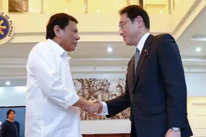 Thủ tướng Nhật Fumio Kishida (phải) và Tổng thống Philippines Rodrigo Duterte. Ảnh: KYODO NEWS