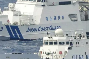 Tàu hải quân Trung Quốc lần đầu vào vùng biển Nhật Bản sau 4 năm. Ảnh: KYODO
