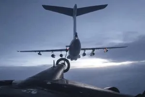 Máy bay Il-76 (phía trên) đang tiếp nhiên liệu cho một máy bay ném bom chiến lược Tu-95MS của Nga. Ảnh: AP