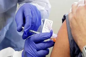 CDC Mỹ cho phép người dân trên 18 tuổi tiêm vaccine COVID-19 liều tăng cường. Ảnh: AP