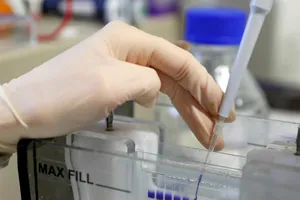 Trung Quốc tìm ra kháng thể vô hiệu hóa mọi biến thể của virus gây COVID-19. Ảnh: REUTERS