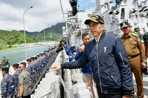 Tổng thống Indonesian Joko Widodo trong một chuyến thị sát tới quần đảo Natuna. Ảnh: AP