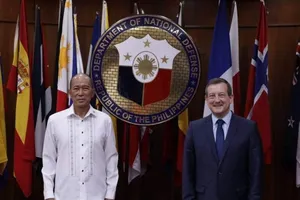 Ông Bertrand Lortholary (phải) và Bộ trưởng Quốc phòng Philippines Delfin Lorenzana. Ảnh: DND