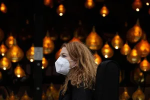 Nghiên cứu của Anh: Omicron gây bệnh nhẹ và ít nguy cơ nhập viện hơn Delta. Ảnh: AP