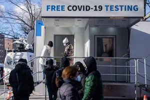 WHO đánh giá mức độ gây bệnh nghiêm trọng của biến thể Omicron so với Delta. Ảnh: REUTERS