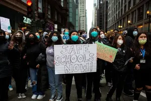 COVID-19 vẫn căng, học sinh Mỹ tuần hành phản đối việc học trực tiếp tại trường. Ảnh: REUTERS