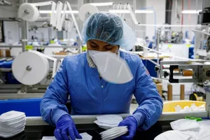 CDC Mỹ cập nhật, khuyến cáo người dân đeo 'khẩu trang bảo vệ tốt nhất'. Ảnh: REUTERS