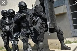 Lực lượng FBI, đặc nhiệm SWAT tham gia giải cứu con tin tại nhà thờ ở Texas, Mỹ. Ảnh: TWITTER / KEN BERKOWITZ