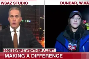 Bị xe tông ngã khi đang truyền hình trực tiếp, đứng dậy lên sóng tiếp. Ảnh: WSAZ TV