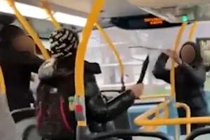  2 cậu teen đấu dao đấu kiếm trên xe buýt giữa London. Ảnh: SARZ / TWITTER