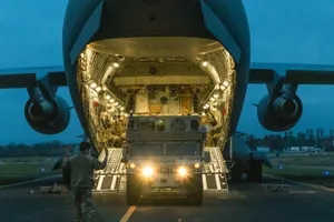  Đoạn video cho thấy quân đội Mỹ đã đến sân bay Wiesbaden và dỡ các gói hàng và phương tiện. Video: RUPTLY