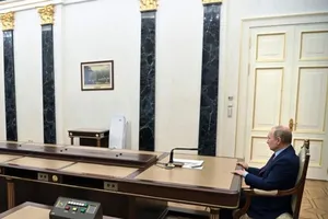 Hình ảnh Tổng thống Putin ngồi họp với Bộ trưởng Quốc phòng Nga Sergey Shoigu. Ảnh: AP