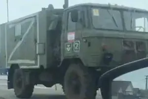  Ký tự "Z" trên xe quân sự Nga đang hướng đến biên giới Ukraine. Ảnh: MICHAEL SHELDON / TWITTER