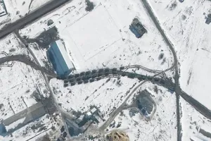 Ảnh vệ tinh cho thấy một tiểu đoàn súng trường cơ giới trong một đoàn xe gần Soloti, Nga ngày 20-2. Ảnh: MAXAR TECHNOLOGIES/REUTERS