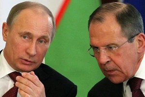 Tổng thống Nga Vladimir Putin (trái), Ngoại trưởng Sergey Lavrov. Ảnh: REUTERS