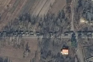 Ảnh lực lượng bộ binh Nga ở phía đông bắc Ivankiv đang tiến về hướng thủ đô Kiev được chụp ngày 27-2. Ảnh: MAXAR