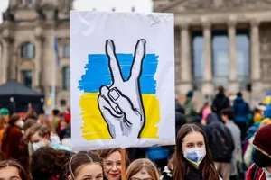 Đức: Hàng chục ngàn người biểu tình phản đối chiến tranh Ukraine. Ảnh: MICHAEL HANSCHKE / DW