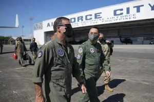 Đô đốc John C Aquilino - tư lệnh Bộ chỉ huy Ấn Độ Dương-Thái Bình Dương Mỹ (trái). Ảnh: AP