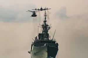 Trực thăng CH-148 Cyclone, máy bay tuần tra hàng hải CP-140 Aurora, tàu HMCS Winnipeg (Canada) tham gia Chiến dịch NEON tại khu vực châu Á-Thái Bình Dương hồi tháng 11-2020. Ảnh: MARPAC