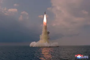 Một vụ phóng thử tên lửa đạn đạo từ tàu ngầm của Triều Tiên hồi năm 2021. Ảnh: KCNA