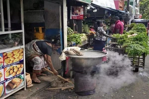 Ấn Độ viện trợ gạo, dược phẩm cho Sri Lanka giữa khủng hoảng kinh tế. Ảnh: AFP