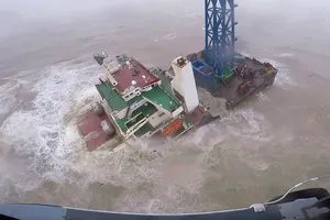 Tìm thấy 12 thi thể trong vụ tàu Trung Quốc gãy đôi ngoài khơi Hong Kong. Ảnh: CNA