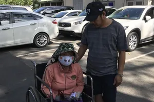 Trao tiền giúp chị Hoa Mai sớm trở về với các con