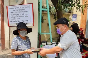 UBND phường 3, quận 11 phát cơm miễn phí cho người khó khăn