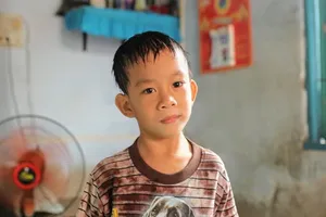 Nhiều tấm lòng giúp đỡ gia đình bé Phi Long