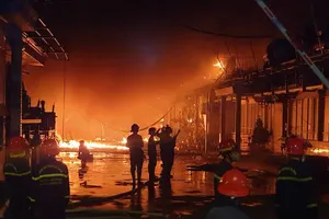 Hóc Môn:Cháy cực lớn ven quốc lộ, nhiều nhà xưởng bị thiêu rụi